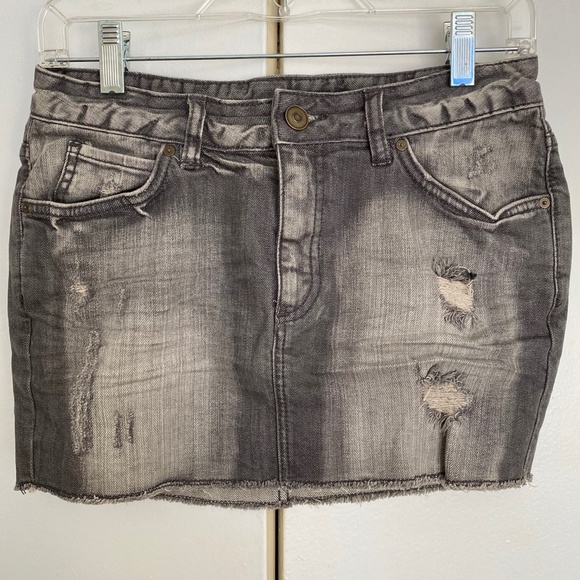💥3/$25💥 H&M Distressed Denim Mini Skirt Gray Size 6 - Picture 1 of 7